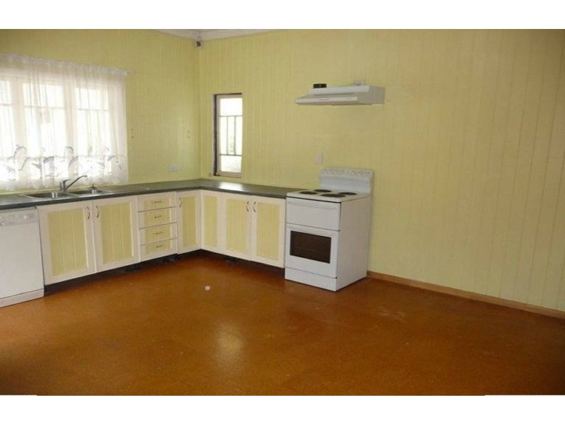 4 Cemetery Road, Ipswich QLD 4305