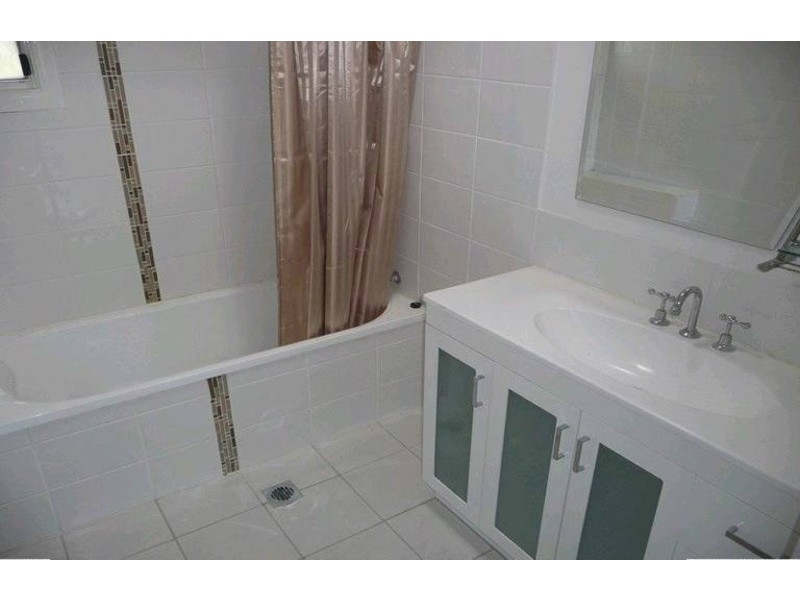 4 Cemetery Road, Ipswich QLD 4305