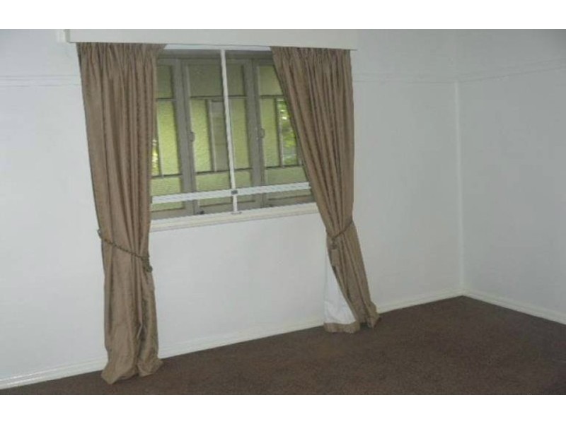 4 Cemetery Road, Ipswich QLD 4305