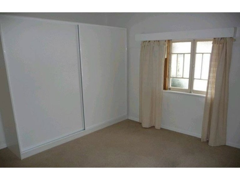 4 Cemetery Road, Ipswich QLD 4305