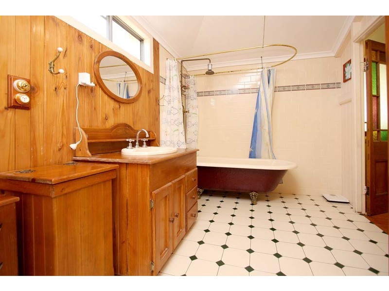 125 Glebe Road, Silkstone QLD 4304