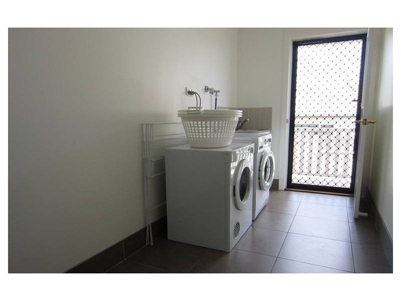 2/5 Lagoona Court, Churchill QLD 4305