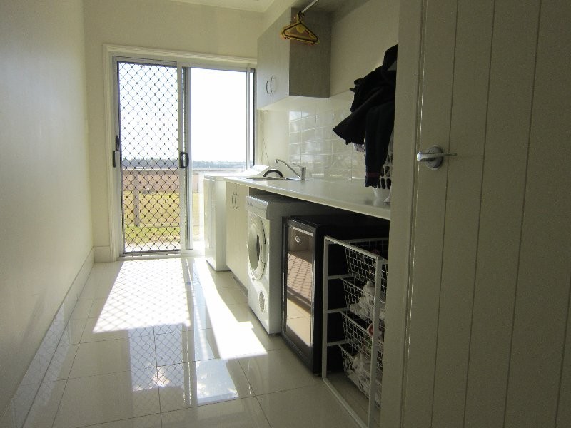 27 Ivory Close, Peak Crossing QLD 4306