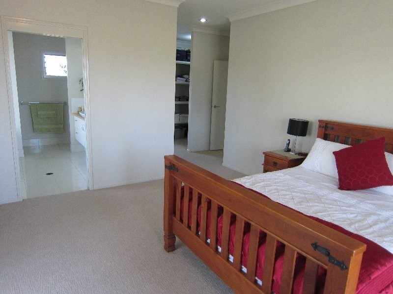 27 Ivory Close, Peak Crossing QLD 4306