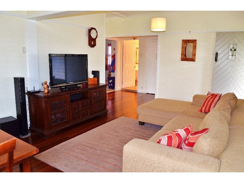 18 Easton Street, Silkstone QLD 4304