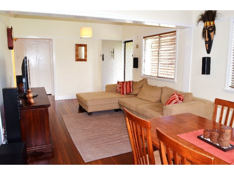 18 Easton Street, Silkstone QLD 4304