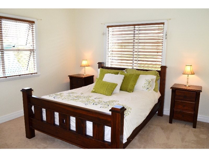 18 Easton Street, Silkstone QLD 4304