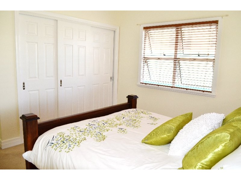 18 Easton Street, Silkstone QLD 4304