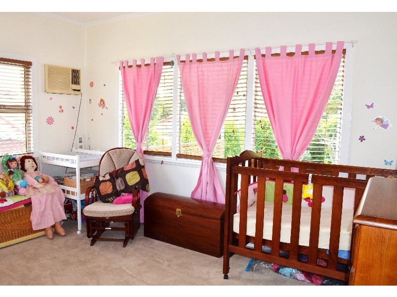 18 Easton Street, Silkstone QLD 4304