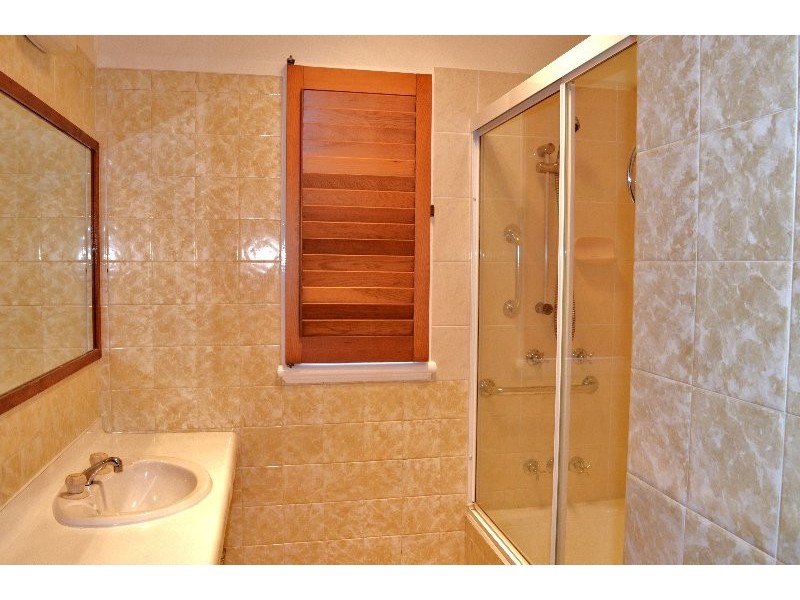 18 Easton Street, Silkstone QLD 4304