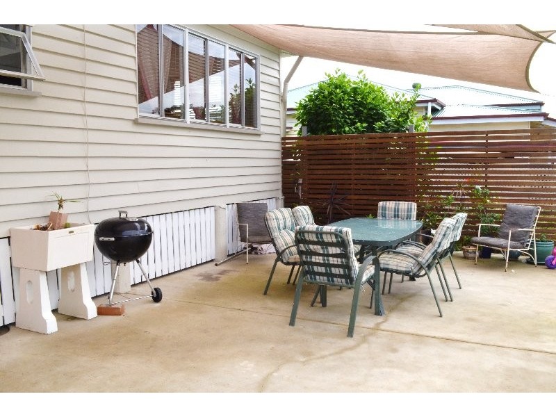 18 Easton Street, Silkstone QLD 4304