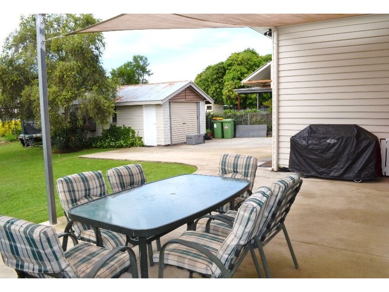 18 Easton Street, Silkstone QLD 4304