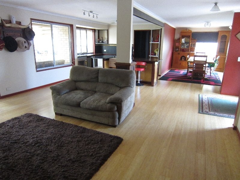 9 Midland Street, Yamanto QLD 4305