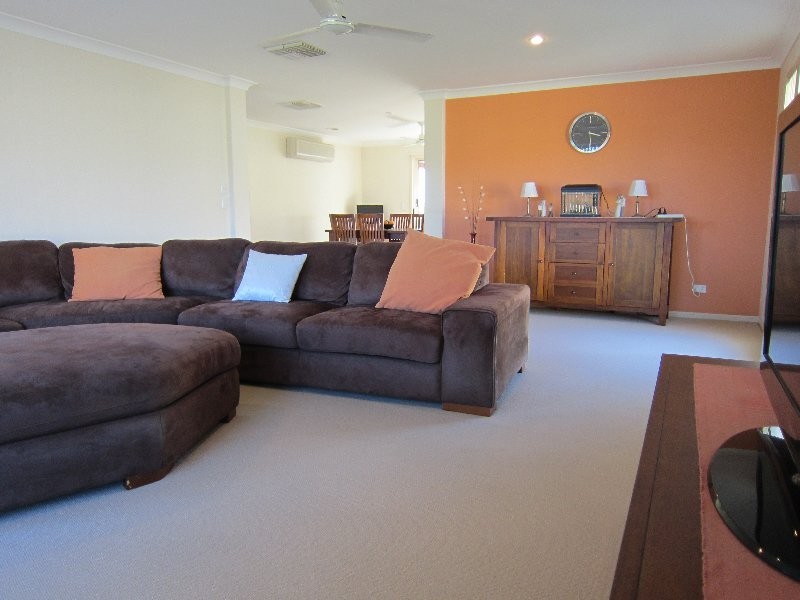 2 Chesterfield Place, Flinders View QLD 4305
