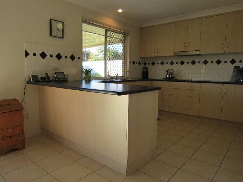 2 Chesterfield Place, Flinders View QLD 4305
