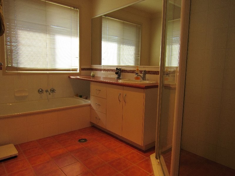 2 Chesterfield Place, Flinders View QLD 4305