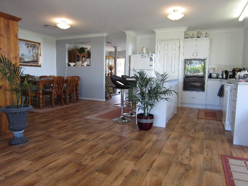 8 Amor Court, Yamanto QLD 4305