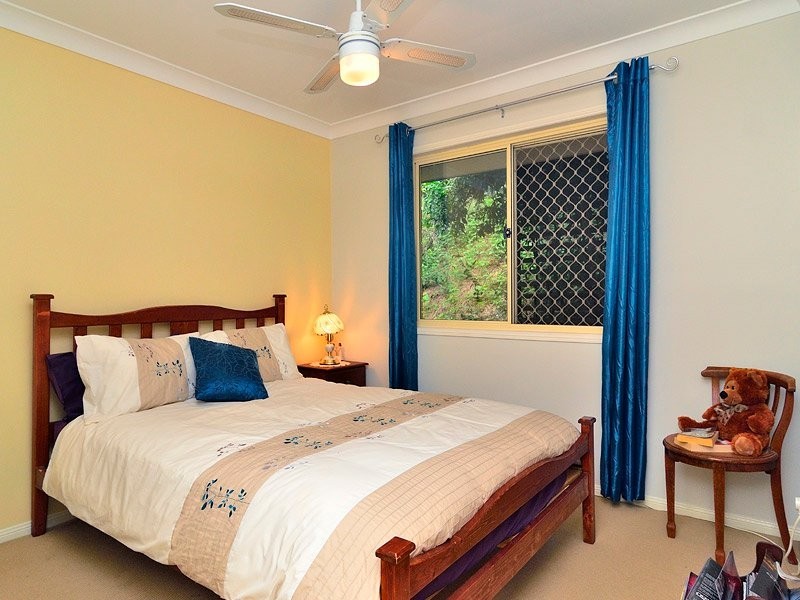 5 Vella Place, Edens Landing QLD 4207