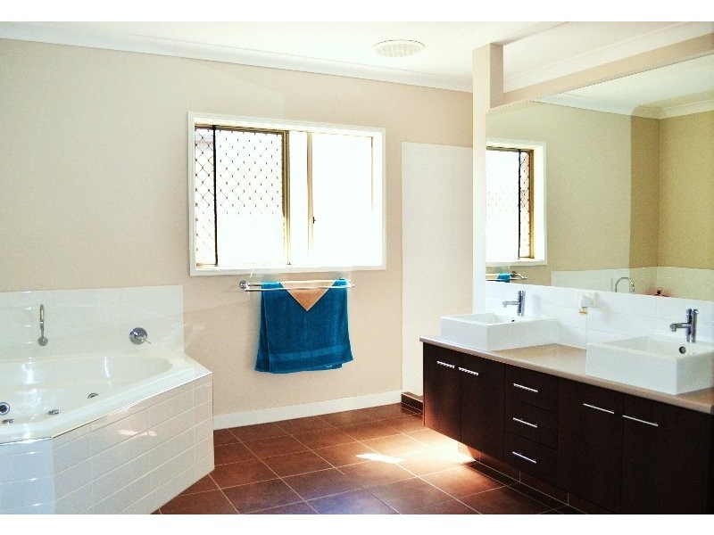 29 Lakeview Drive, Deebing Heights QLD 4306