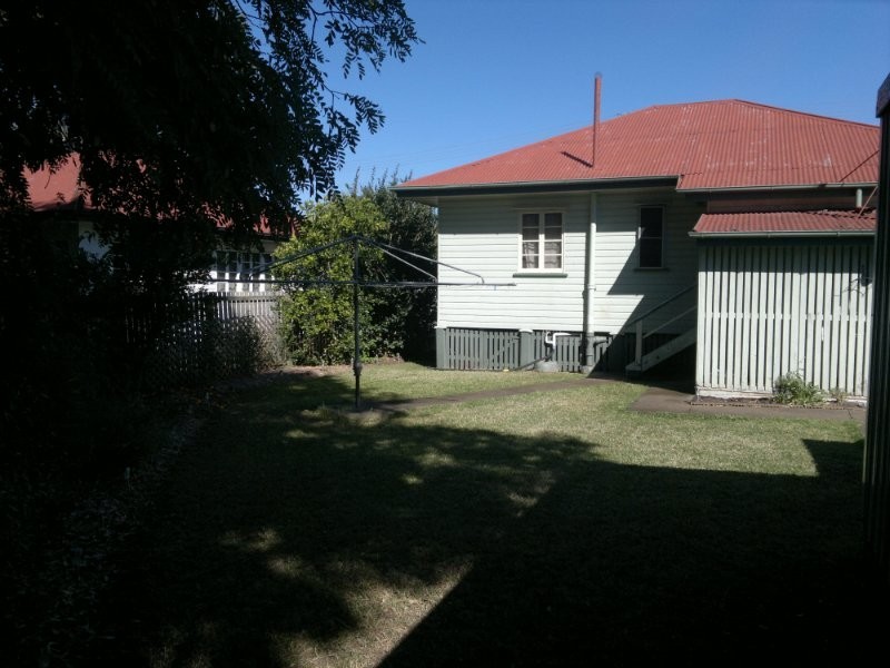 17 Ernest Street, Leichhardt QLD 4305