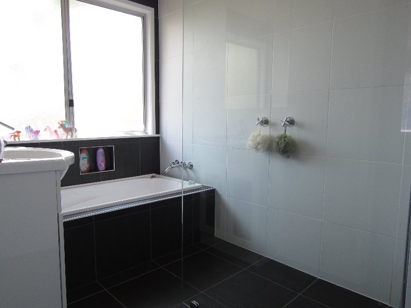 1 Eileen Street, Flinders View QLD 4305