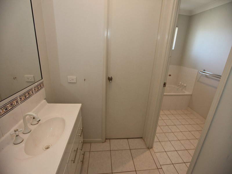 15 Willespie Place, New Auckland QLD 4680