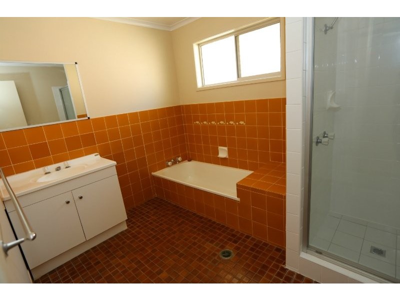 2 CAMBRIDGE CLOSE, Telina QLD 4680