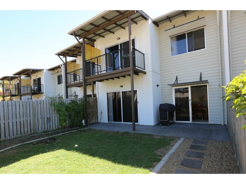 2/10 Nothling Street, New Auckland QLD 4680