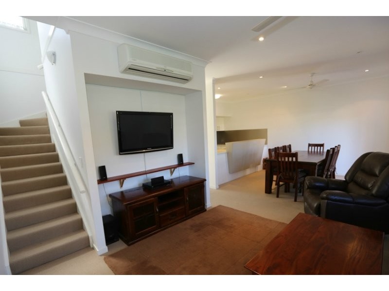 2/10 Nothling Street, New Auckland QLD 4680