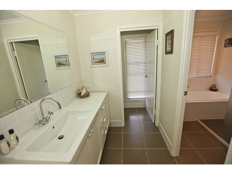 6 Sunrise Place, New Auckland QLD 4680