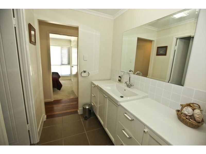 6 Sunrise Place, New Auckland QLD 4680