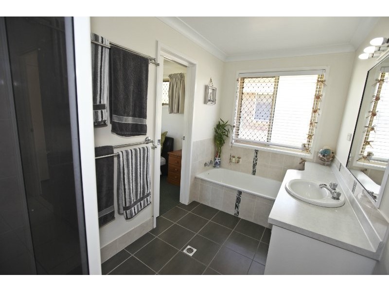 12 Rosslyn Close, Clinton QLD 4680