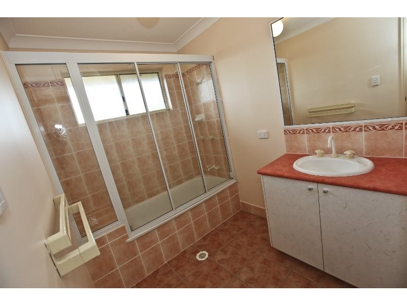 2 Craigmoor Court, New Auckland QLD 4680