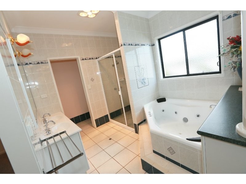 60 Katrina Boulevard, New Auckland QLD 4680