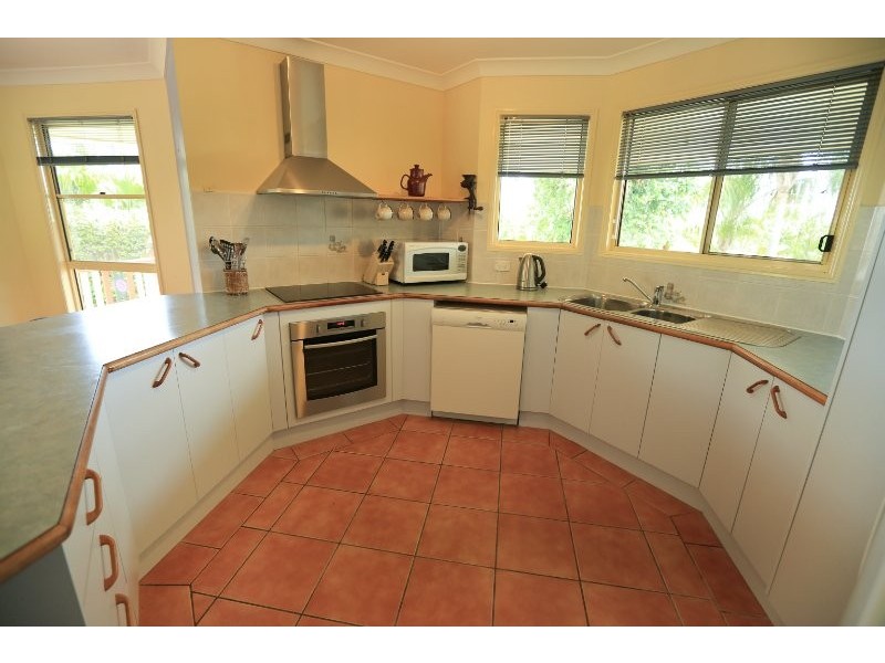 8 Kenneth Court, New Auckland QLD 4680