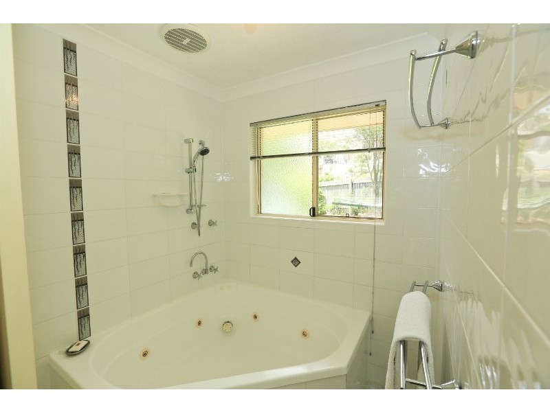 8 Kenneth Court, New Auckland QLD 4680