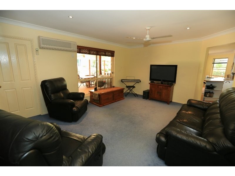 8 Kenneth Court, New Auckland QLD 4680