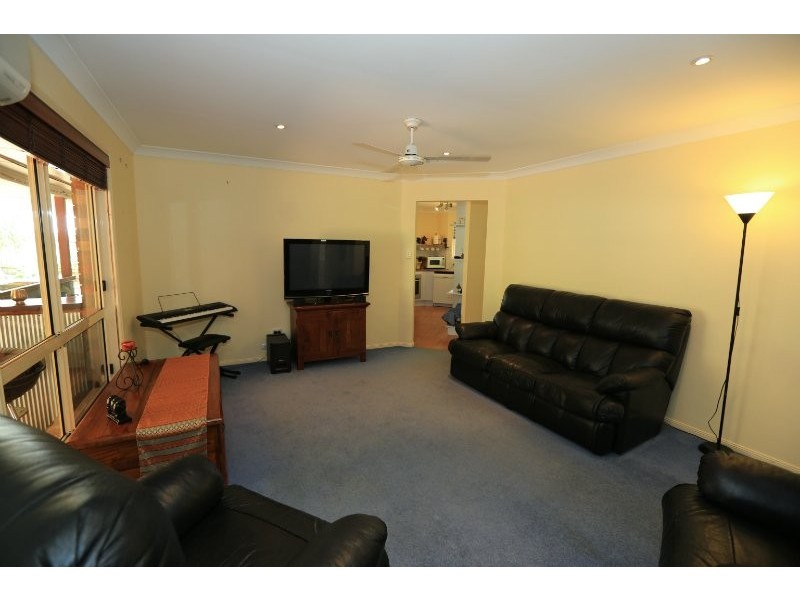 8 Kenneth Court, New Auckland QLD 4680
