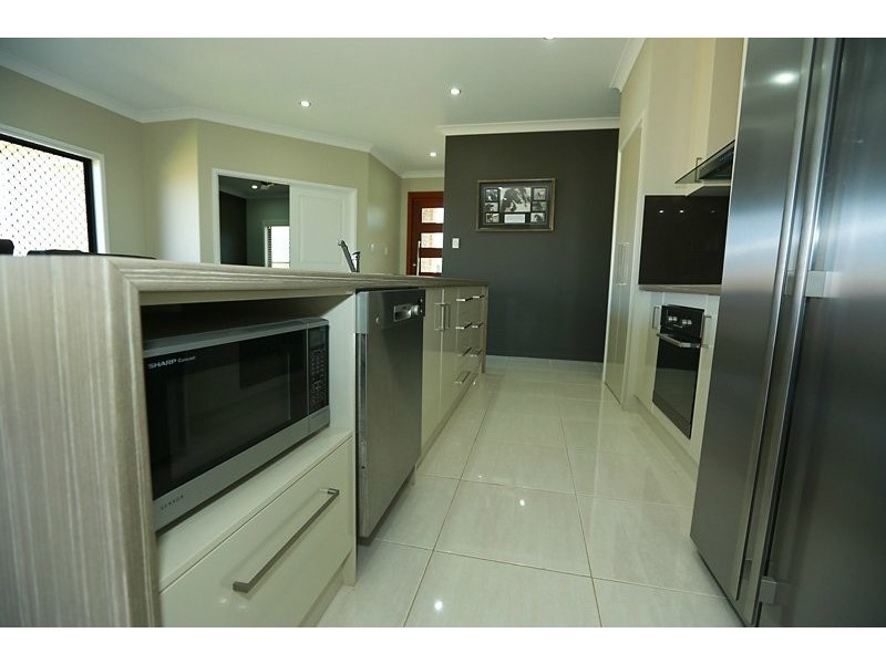 6 Markowitz Place, Kirkwood QLD 4680