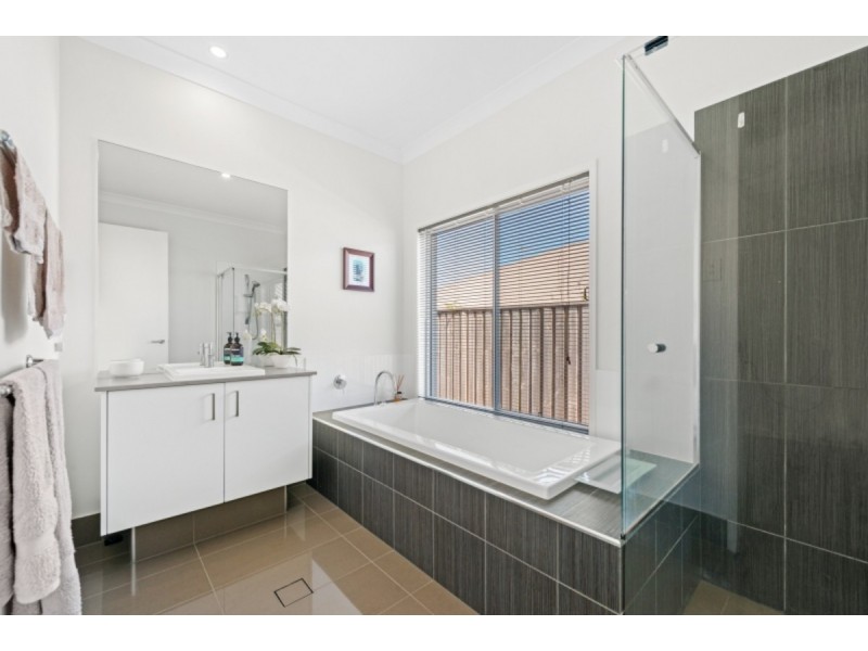 8 Drovers Close, Ferny Hills QLD 4055