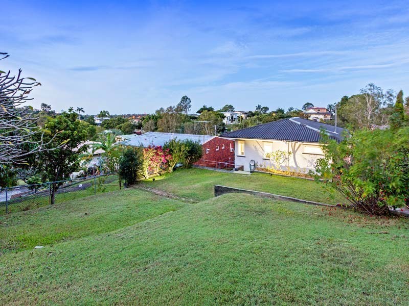 18 Kingaroy Street, Stafford Heights QLD 4053