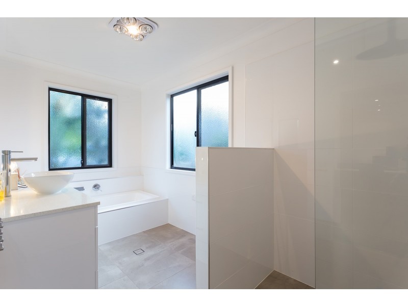 16 Servius Avenue, Seven Hills QLD 4170