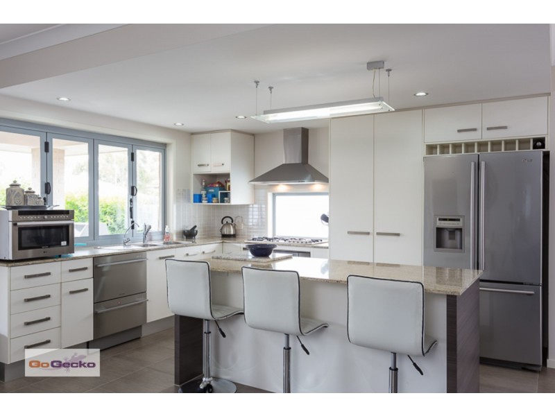 3 Alexander Close, Mackenzie QLD 4156