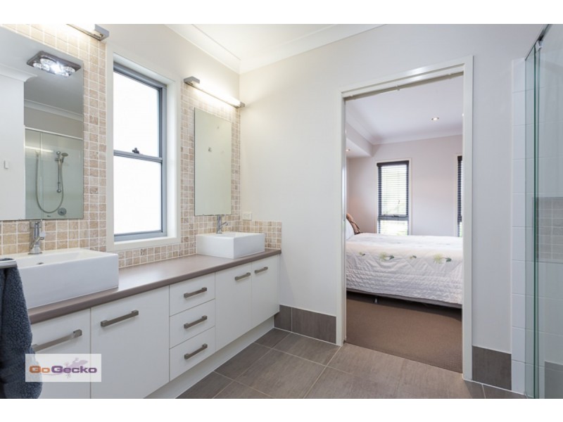 3 Alexander Close, Mackenzie QLD 4156