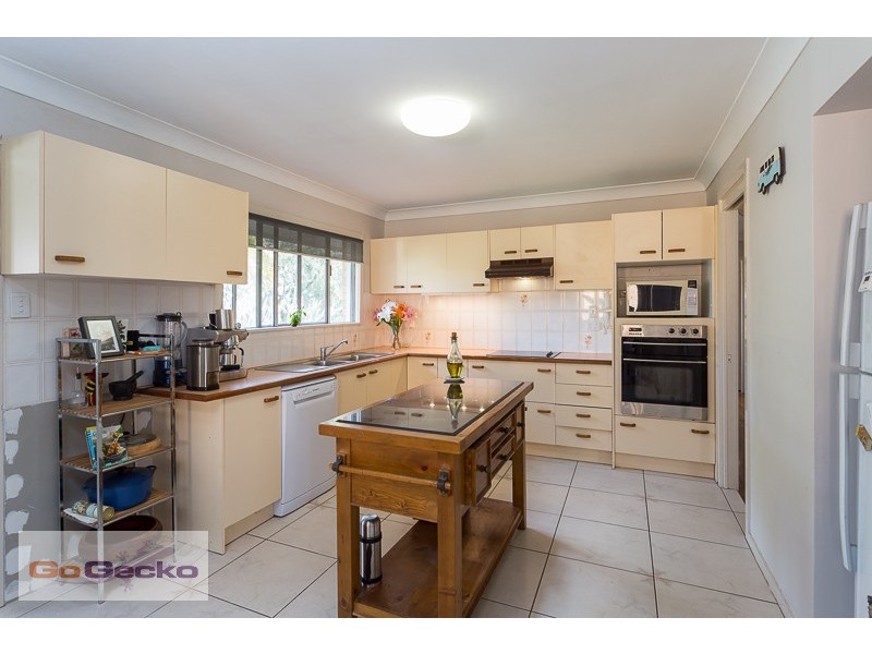 8 Danina Street, Mansfield QLD 4122