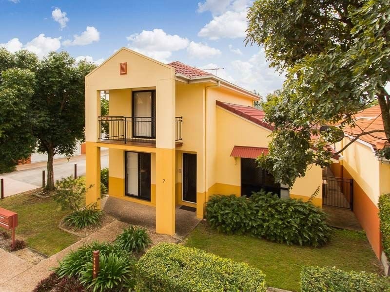 110 Scrub Road, Carindale QLD 4152