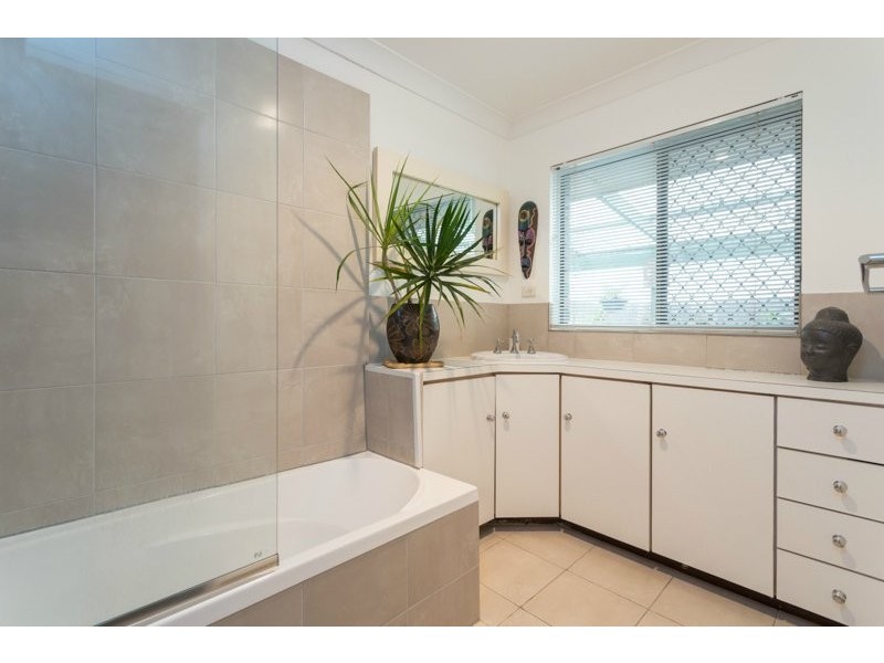 5 Surveyor Street, Seventeen Mile Rocks QLD 4073