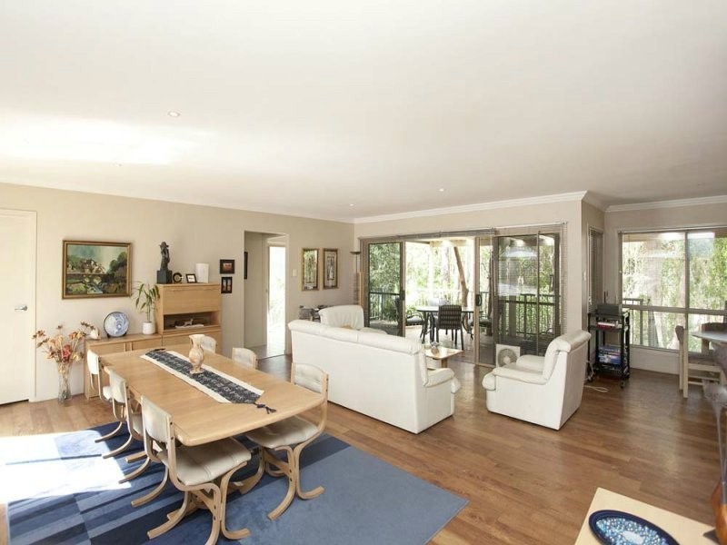 32 David Road, Holland Park QLD 4121