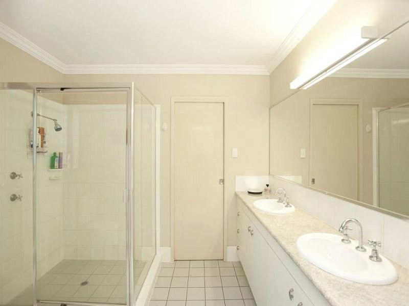 32 David Road, Holland Park QLD 4121