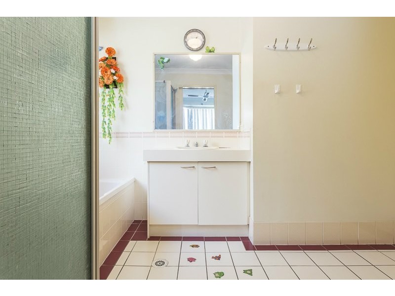 25 Macknish Cr, Coopers Plains QLD 4108